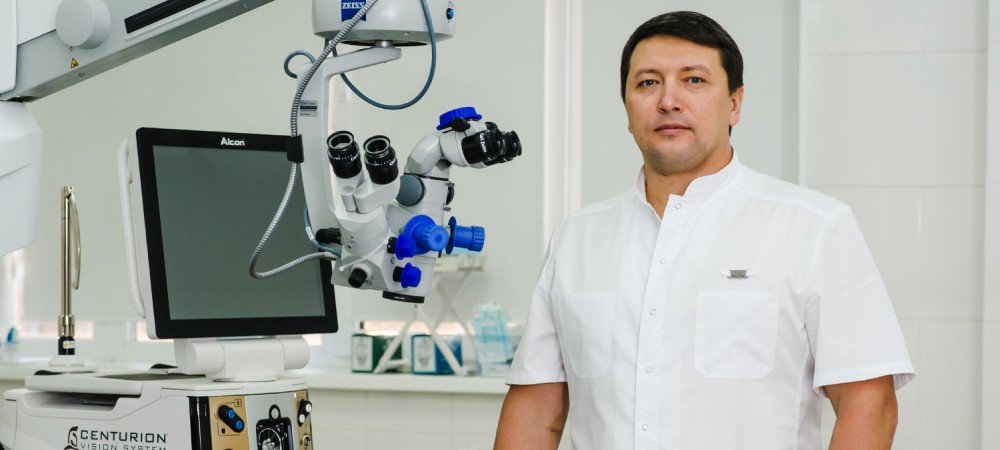 Дмитрий Перегудов, офтальмохирург клиники 3Z в Перми, в операционной